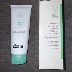 Dr. Brandt Clean Biotic Yogurt Cleanser - White and Mint